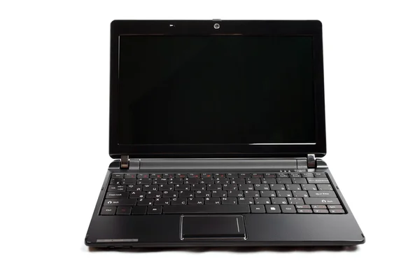 Piccolo netbook nero moderno isolato sullo sfondo bianco . — Foto Stock