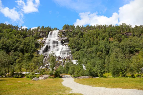 Noorse waterval, Scandinavische Europa in de zomer. — Stockfoto