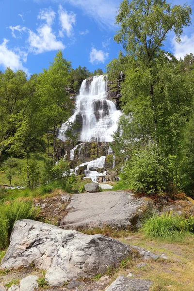 Prachtige waterval, zomerdag in Noorwegen, Scandinavische Europa. — Stockfoto