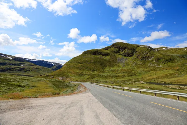 Norwegian road, situated deep in the mountains, Scandinavian Eur — Stock Photo, Image