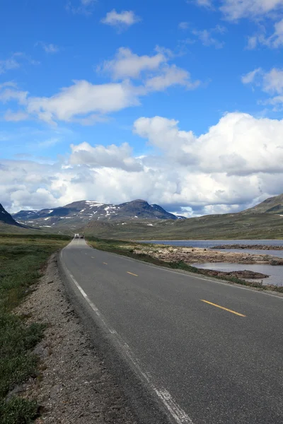 Noorse road, gelegen diep in de bergen, Scandinavische eur — Stockfoto