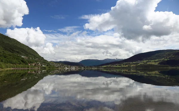 Beautifull dalen djupt i norska bergen, skandinaviska land — Stockfoto