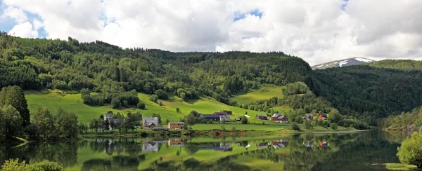 Panoramablick auf kleines norwegisches dorf, skandinavisches europa. — Stockfoto