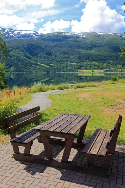 Mesa de picnic y bancos cerca del lago en Noruega, Europa . — Foto de Stock