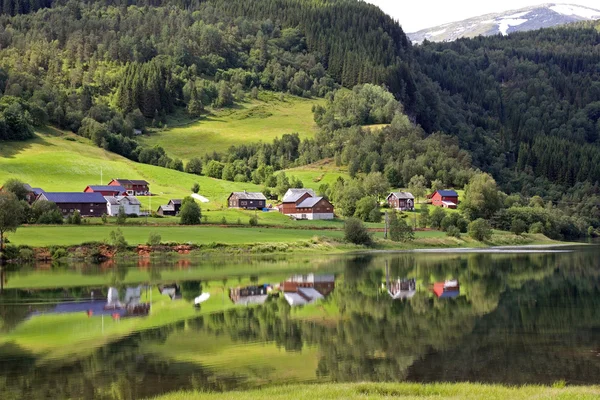 Schöne ländliche Landschaft tief in den norwegischen Bergen, Skandinavien — Stockfoto