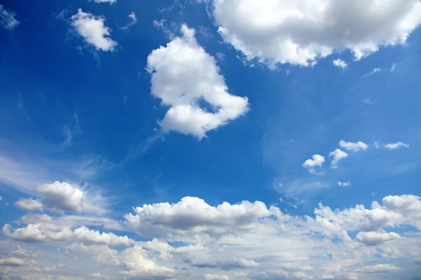 Beautiful blue summer sky with clouds as background or backdrop. — Stock Photo, Image