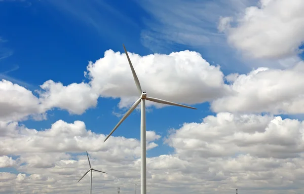 Generador de energía eólica y cielo azul, Francia, Europa . — Foto de Stock