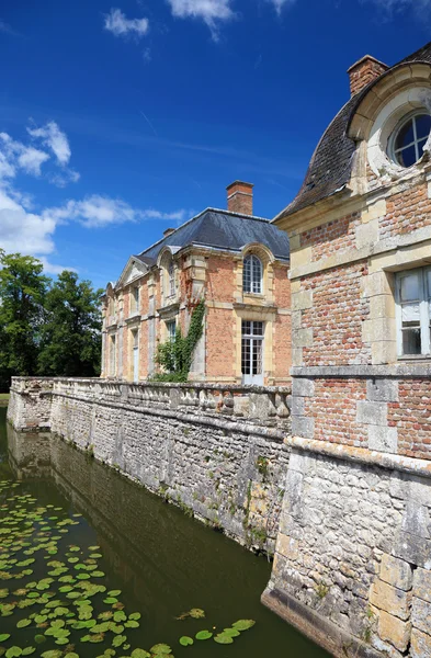 Old french mansion with a lake nearby, Europe. — Stock Photo, Image