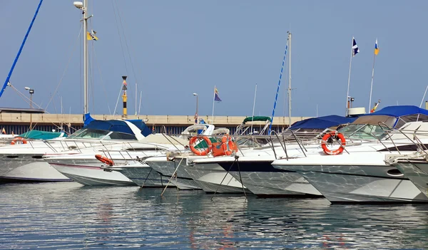 Jachten en boten in de haven van tenerife, Canarische eilanden views. — Stockfoto