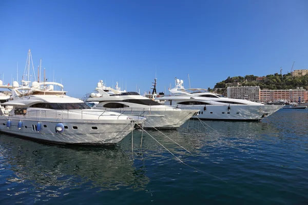 Очень дорогие роскошные яхты в гавани княжества Монако . — стоковое фото