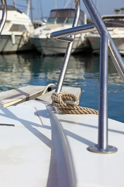 Båt rep på dock, fastställande yacht. — Stockfoto