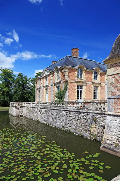 Old french mansion with lake near it, now a museum, France, Euro — Stock Photo, Image