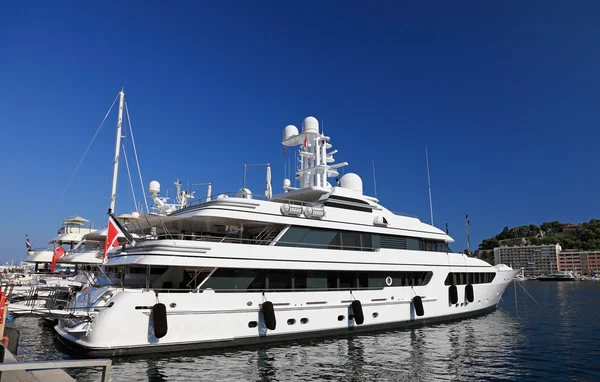 Velmi drahé luxusní jachty v Monaku přístavu, Evropa. — Stock fotografie