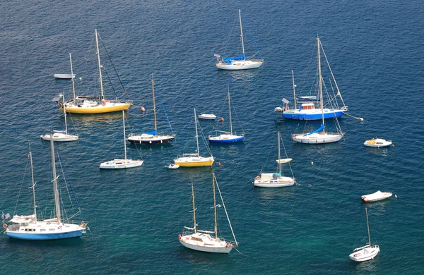 Středomořského zálivu s velkou skupinou jachty. — Stock fotografie