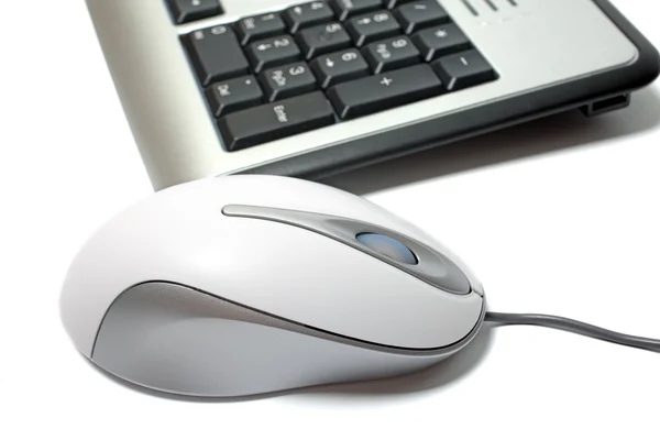 Fechar o mouse e teclado isolado no fundo branco . — Fotografia de Stock