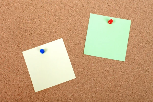 Σημείωση χρώμα χαρτιού που συνδέονται με το corkboard με πινέζες. άδειο spac — Φωτογραφία Αρχείου