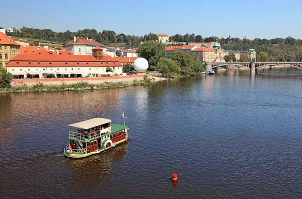 Litet turistiska fartyg vid floden i Prag. — Stockfoto