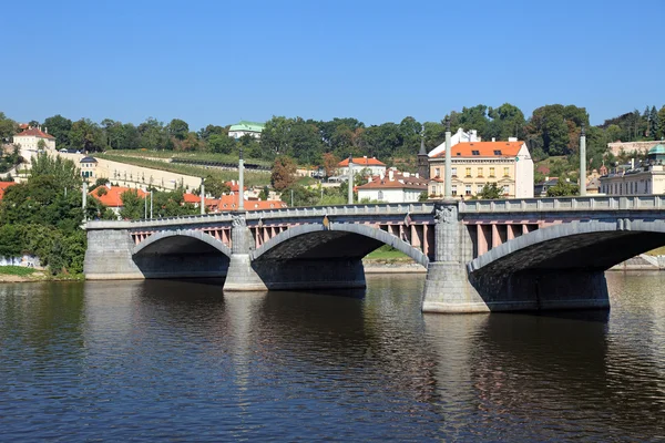 En gammal bro i centrala Prag, Tjeckien. — Stockfoto