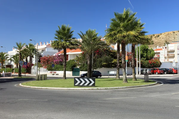 Cirkel kruispunt met palmen in Lissabon, portugal. — Stockfoto