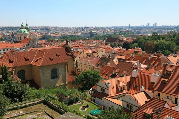Vue sur le paysage urbain du vieux Prague, beaucoup de toits carrelés, République tchèque — Photo