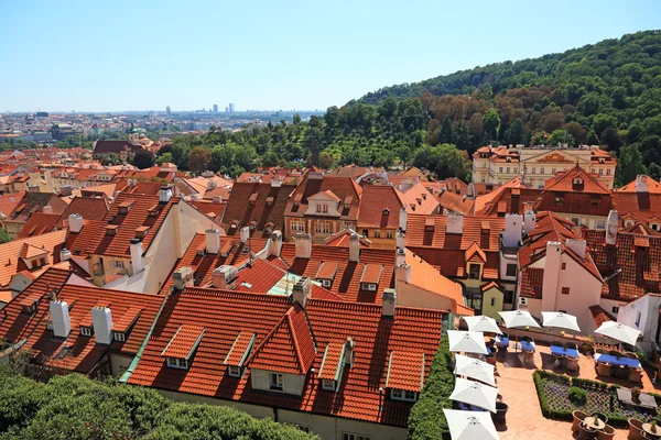 Cityscape görünüm, eski yüksek görünüm Prag'dan gelin. — Stok fotoğraf