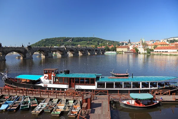 Vista da ponte central em Praga, República Checa . — Fotografia de Stock