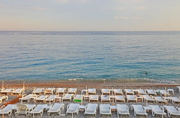 Veel van de ligstoelen op het strand van nice, Frankrijk. — Stockfoto