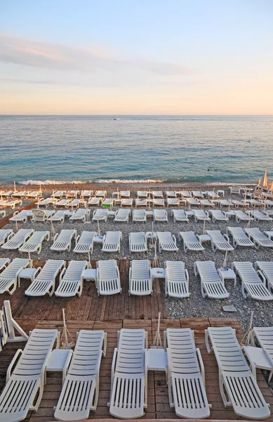 Lot of deck-chairs at the beach of city of Nice, France, Cote d' — Zdjęcie stockowe