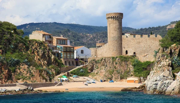 Zamek w tossa de mar, widok z morza, costa brava, Hiszpania. — Zdjęcie stockowe
