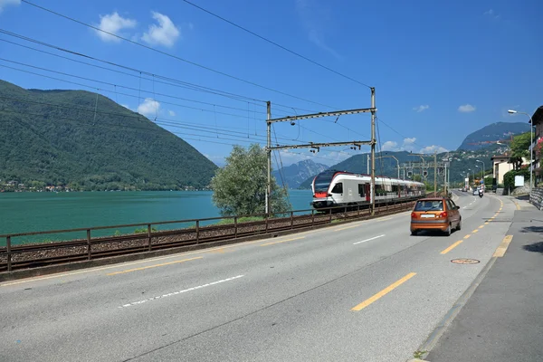 Carretera y tren a lo largo del lago Geneve, Suiza, Europa . —  Fotos de Stock
