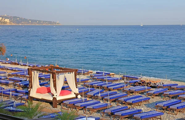 Lote de tumbonas con VIP en la playa de la ciudad de Niza, Francia . —  Fotos de Stock