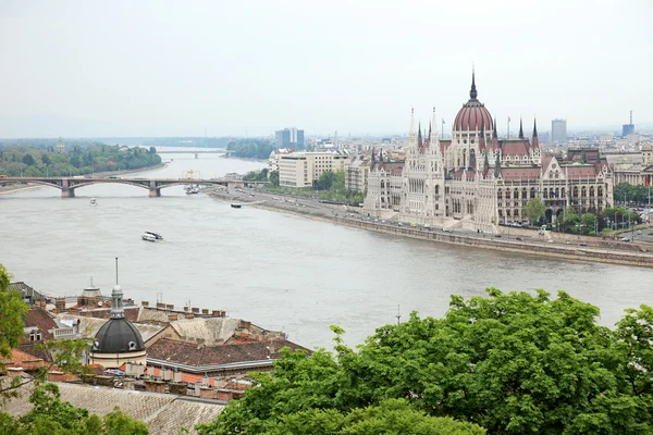 Parlamento da Hungria à beira do rio Danúbio, Budapeste — Fotografia de Stock