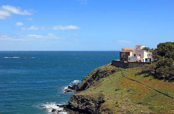 Medelhavet villa i franska byn cerbera, även känd som cer — Stockfoto