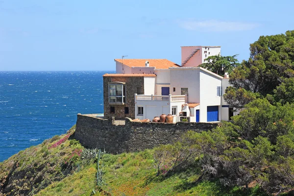 Typical real estate of mediterranean seashore, Cerbera village, — Stock Photo, Image