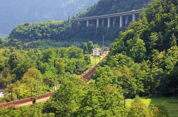 Demiryolu ve swiss alps, Avrupa için yeni bir yol. — Stok fotoğraf