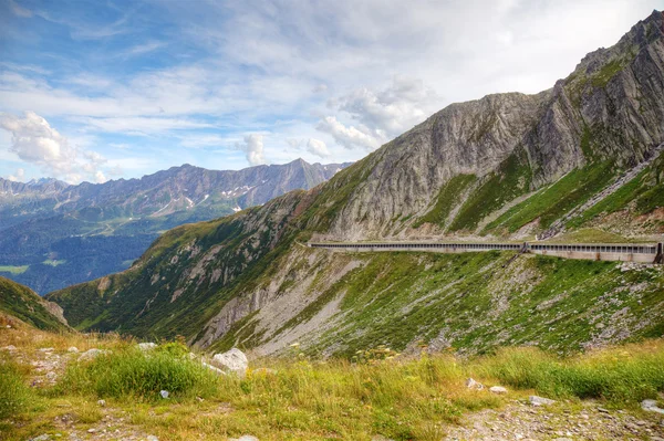 Högalpina väg i schweiziska bergen, Europa. — Stockfoto