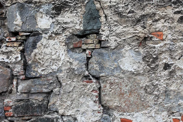 Zeer oude beschadigde muur met scheuren. goed als gestructureerde achtergrond. — Stockfoto