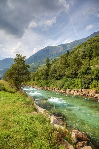 Rio de montanha limpo em Alpes Suíços, Europa . — Fotografia de Stock