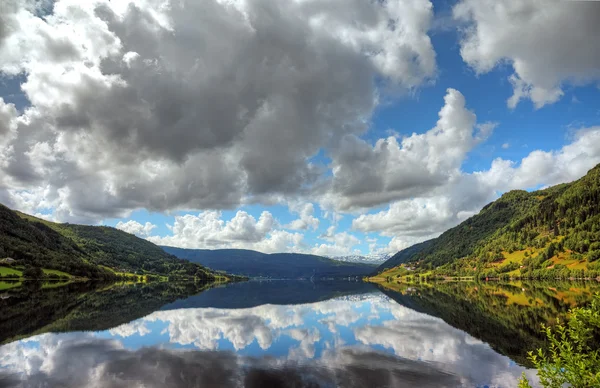 Krásné norské jezero s odrazem dramatické oblohy, skandinávský — Stock fotografie