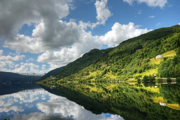 Piękny krajobraz norweski. droga z oslo do bergen. — Zdjęcie stockowe