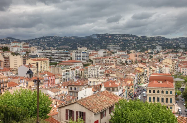 Güney Fransa 'da Cannes şehri. Eski Akdeniz köyü mimarisi. Avrupa 'ya seyahat ve turizm. Fransız Rivierası 'nın eski sokak manzarası, deniz manzarası. Provence arka planında yaz. — Stok fotoğraf