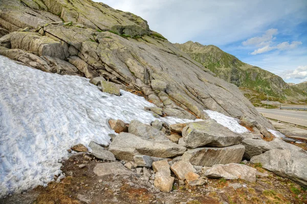 Schmelzender Schnee im Sommer, Schweizer Alpen, Europa. — Stockfoto