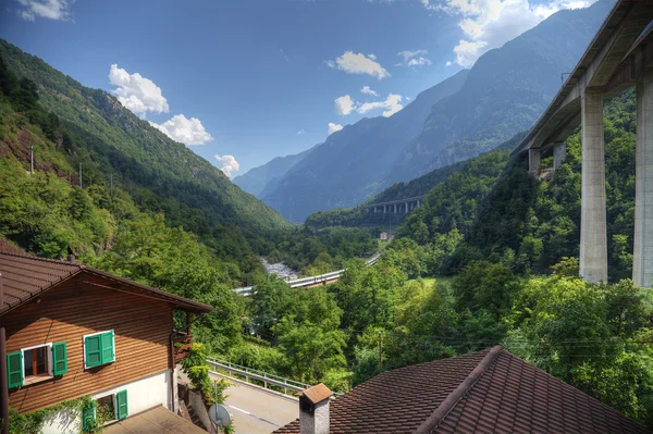 Σύγχρονη αλπική κοιλάδα με τον αυτοκινητόδρομο και σιδηρόδρομο στην Ελβετία, — Φωτογραφία Αρχείου