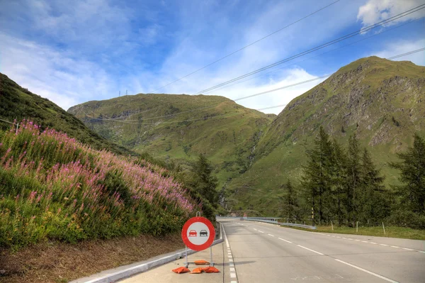 İsviçre Alpleri'nde, Avrupa karayolu. — Stok fotoğraf