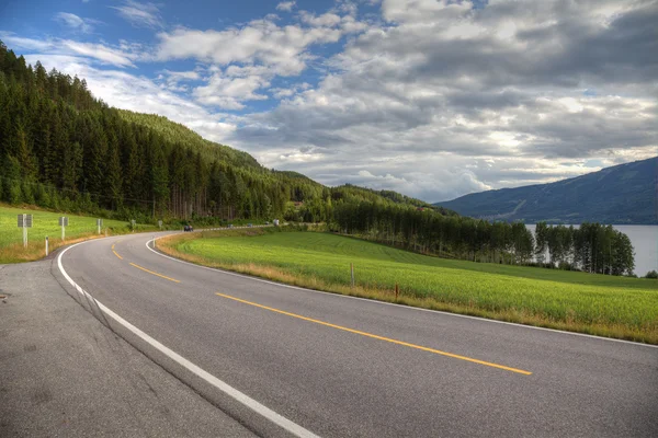 Beautiful road in norwegian mountains, Europe. — Stock Photo, Image