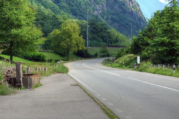 Schöne Landstraße in den Schweizer Alpen, Europa. — Stockfoto