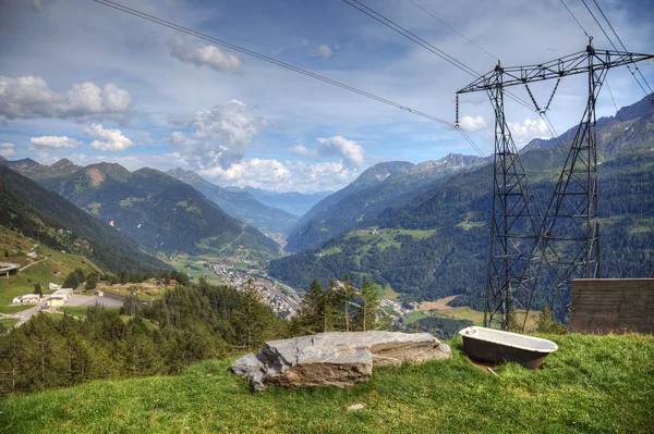 Vista aérea moderna de los Alpes suizos: línea de alta tensión, carreteras y extraños —  Fotos de Stock