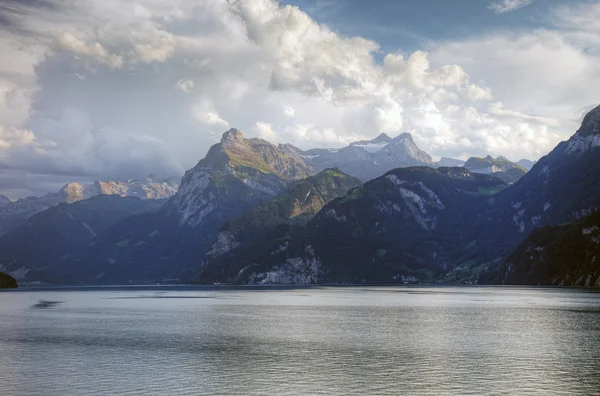 Pitoresk swiss Gölü ve Alpler önce günbatımı, İsviçre, euro — Stok fotoğraf