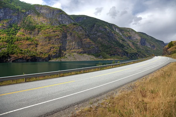 Paisaje pintoresco y carretera noruega, Europa escandinava . — Foto de Stock