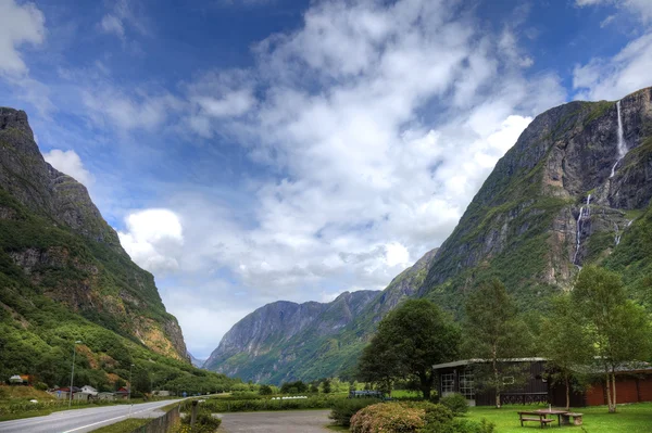 Pequeño camping y pintoresco paisaje de montañas noruegas , — Foto de Stock